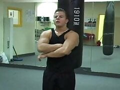 musculoso se da placer