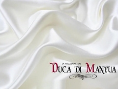 Ducadimantua flip flop betwen young tourists