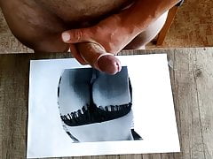 Krummer Schwanz wichst auf sexy Arschfoto