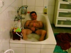 Sklave wixt in der Badewanne