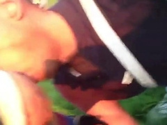 Executivo e bezerro no parque