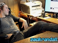 Toned Ty Evans jacks his prick off in front of his computer