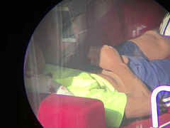 Jeune mec hétérosexuel se branle sur sonnie canapé devant sa fenêtre