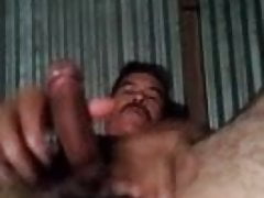 Vergon peludo exprimiendo sus huevotes