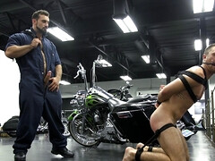 Car mechanic takes payment with your tight asshole