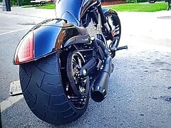 MOUTH AND PUSSY OF BLONDE FAN OF BIKES GET PENETRATED