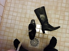 Piss in wifes black leather boot