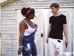 Gros seins, Noire, Sucer une bite, Rondelette, Tir de sperme, Ferme, Seins naturels, Rasée