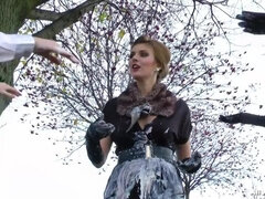 Rubia, Pelea de gatas, Fetiche, Comida, Guantes, Al aire libre, Satén, Mojado