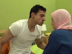 Arabe, Gros seins, Sucer une bite, Brutal, Mamelons, Rugueux, Adolescente, Serré