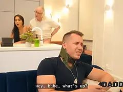 Bruinharig, Bedriegen, Daddy, Vriendin, Hd, Verleid, Tatoeage, Tieten likken