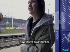 Enthousiasteling, Pijpbeurt, Bruinharig, Jurk, Russisch, Lang, Tieten likken, Trein