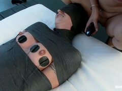 Anal, Brunette brune, Gode, Face assise, Lesbienne, Punition, Chatte, Esclave