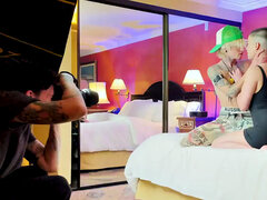 18 jaar, Enthousiasteling, Achter de coulissen, Zoenen, Lesbisch, Shemale, Softcore pornografie, Tiener