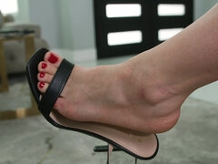 Thick MILF Xwife Karen seduces a man with her feet