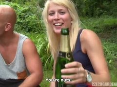 Blond, Pijpbeurt, Dronken, Vingeren, Groep, Buiten, Feest, Roodharige vrouw