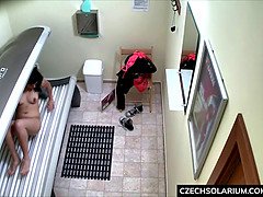 Amateur, Brunette brune, Doigter, Réalité, Rasée, Solarium, Solo, Voyeur