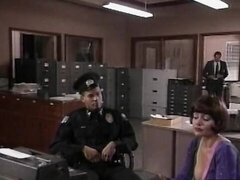 Grosser arsch, Grosse titten, Blasen, Kino, Aufs gesicht abspritzen, Milf, Polizei, Vintage