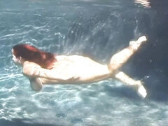 Belle grosse femme bgf, Gros cul, Gros seins, Piscine, Rousse roux, Rasée, Sous marin