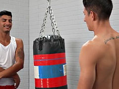 Anal, Lécher le cul, Sucer une bite, Pénétrer avec le poing, Homosexuelle, Gym, Hard, Tatouage