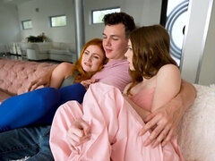 18 ans, Gros seins, En levrette, 2 femmes 1 homme, Hard, Avaler, Adolescente, Plan cul à trois