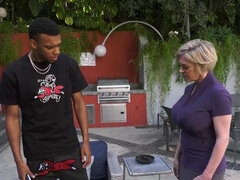 Américain, Gros cul, Gros seins, Sucer une bite, Double pénétration, Faciale, Jarretelles, Plan cul à trois