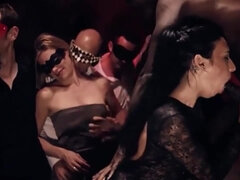 il baise sa meuf en club echangiste devant tout le monde