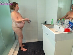 Grote mammen, Rondborstig, Rijpe lesbienne, Natuurlijke tieten, Hangende tieten, Douche, Alleen, Nat