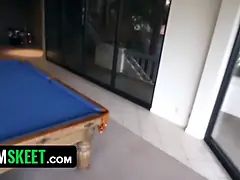 Brunette brune, Homme nu et filles habillées, Habillées, Tir de sperme, En levrette, Hd, Pov, Criant