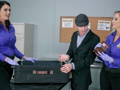 Grote mammen, Blond, Pijpbeurt, Hondjeshouding, 1 man 2 vrouwen, Handbeurt, Moeder die ik wil neuken, Tieten likken