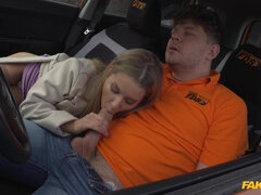 Leie, Arsch, Auto, Hundestellung, Aufs gesicht abspritzen, Würgen, Natürlichen titten, Im freien