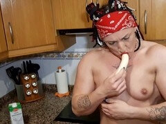 Anaal, Grote kietelaar, Brits, Rijpe lesbienne, Moeder die ik wil neuken, Moeder, Anaal likken, Tatoeage