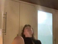 Mignonne, Poilue, Cuisine, Orgasme, Chatte, Maigrichonne, Se déshabiller, Allumeuse