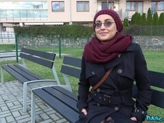 Arabe, Cul, Gode, Masturbation, Public, Jupe, Nénés, Jouets