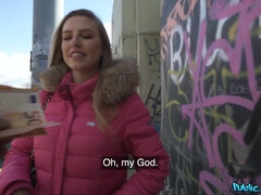 Enthousiasteling, Blond, Europees, Natuurlijke tieten, Gezichtspunt, Openbaar, String, Tieten likken