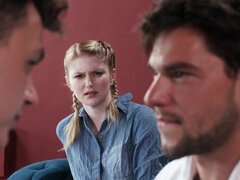 Grosser arsch, Bisexuell, Schwanz, Doppelpenetration, Aufs gesicht abspritzen, Lecken, Flotter dreier, Titten