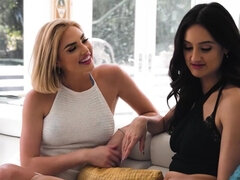 Eliza Ibarra gets her pussy worshipped by a blondie