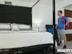 Gros cul, Gros seins, Sucer une bite, Queue, Domestique, Mère que j'aimerais baiser, Cheveux courts, Uniforme