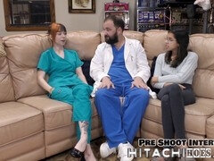 Hinter den kulissen, Arzt, Masturbation, Rotschopf, Kurzes haar, Dürr, Tätowierung, Titten