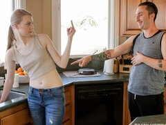 Pijpbeurt, Hondjeshouding, Keuken, Natuurlijke tieten, Geschoren, Mager, Tiener, Tieten likken