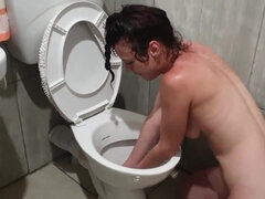 18 jahre, Pissen, Muschi, Rotschopf, Dürr, Jungendliche (18+), Titten, Toilette