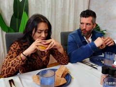 Asiático, Dormitorio, Penetracion con dedos, Comida, Besar, Perforación, Coño, Falda