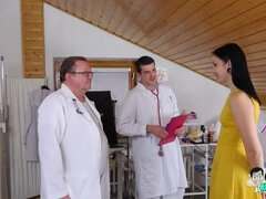 Braunhaarige, Arzt, Prüfung, Gynäkologe, Orgasmus, Muschi, Jungendliche (18+), Vibrator