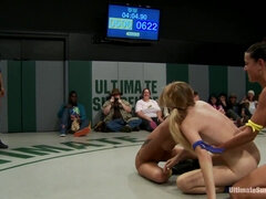 Anaal, Grote mammen, Vingeren, Hd, Lesbisch, Openbaar, Voorbinddildo, Trio