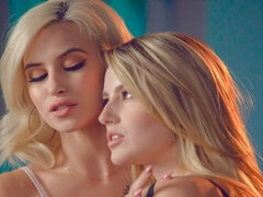 Blonde, Doigter, Embrassement, Lesbienne, Léchez, Masturbation, Chatte, Tatouage