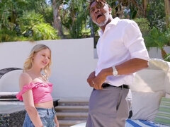 18 ans, Grosse bite, Blonde, Sucer une bite, Queue, Faciale, Interracial, De plein air