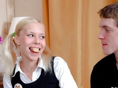 Blond, Hondjeshouding, Likken, Natuurlijke tieten, Twee staartjes, Kut duiken, Mager, Tieten likken