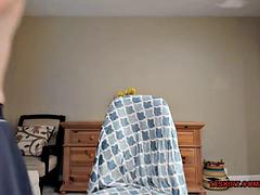 Tussi, Braunhaarige, Masturbation, Jungendliche (18+), Unter dem rock