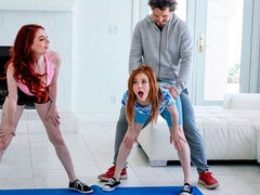 Gros cul, Grosse bite, En levrette, Souple, Seins naturels, Maigrichonne, Adolescente, Nénés