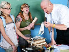 18 jaar, Grote lul, Grote mammen, Hondjeshouding, Kantoor, Pijn, Mager, Tiener